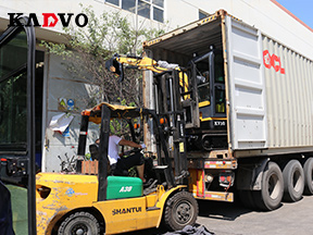 凱迪沃重工一批電動(dòng)挖掘機(jī)發(fā)往歐洲