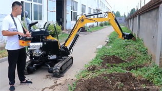 遙控電動小挖機(jī)挖土操作視頻 遙控電動小挖機(jī)挖土操作視頻