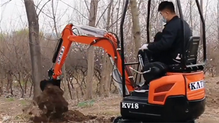 KV18小型挖掘機挖土操作視頻