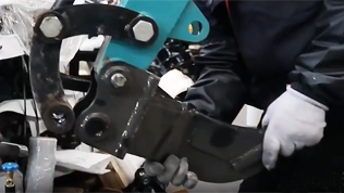 小型挖掘機(jī)安裝單鉤松土器教程 小型挖掘機(jī)安裝單鉤松土器教程