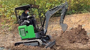 KV20小型挖掘機(jī)挖坑實操 KV20小型挖掘機(jī)挖坑實操