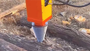 小型挖掘機(jī)劈柴錐操作視頻 小型挖掘機(jī)劈柴錐操作視頻