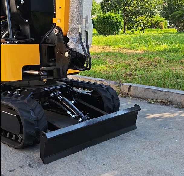 小型挖掘機的多功能利器：推土鏟詳解